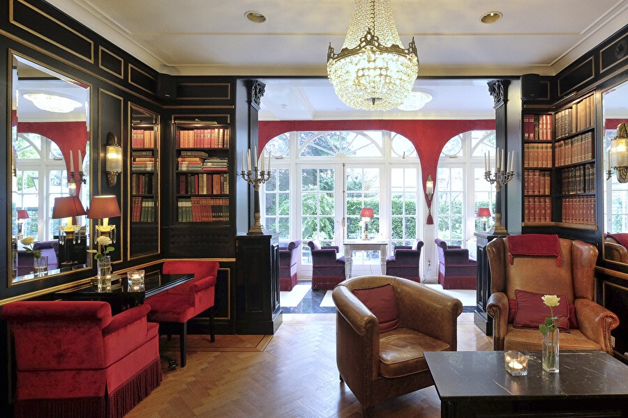 apollofirst lounge and restaurant