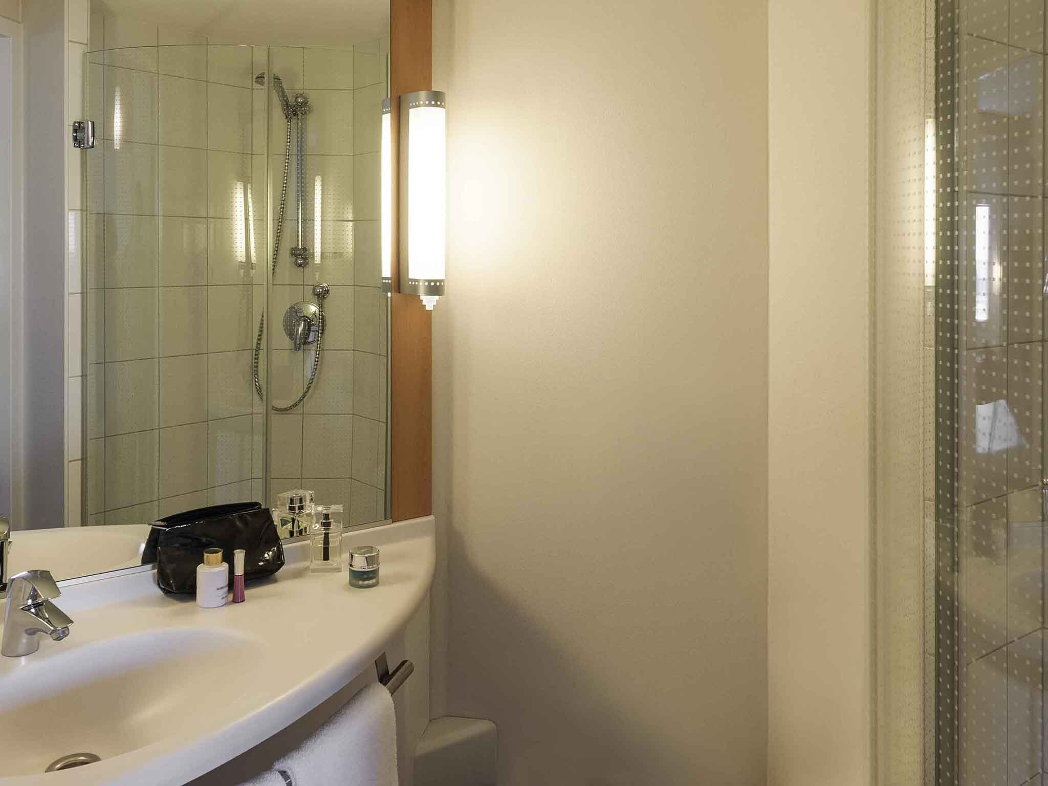 ibis centre bathroom